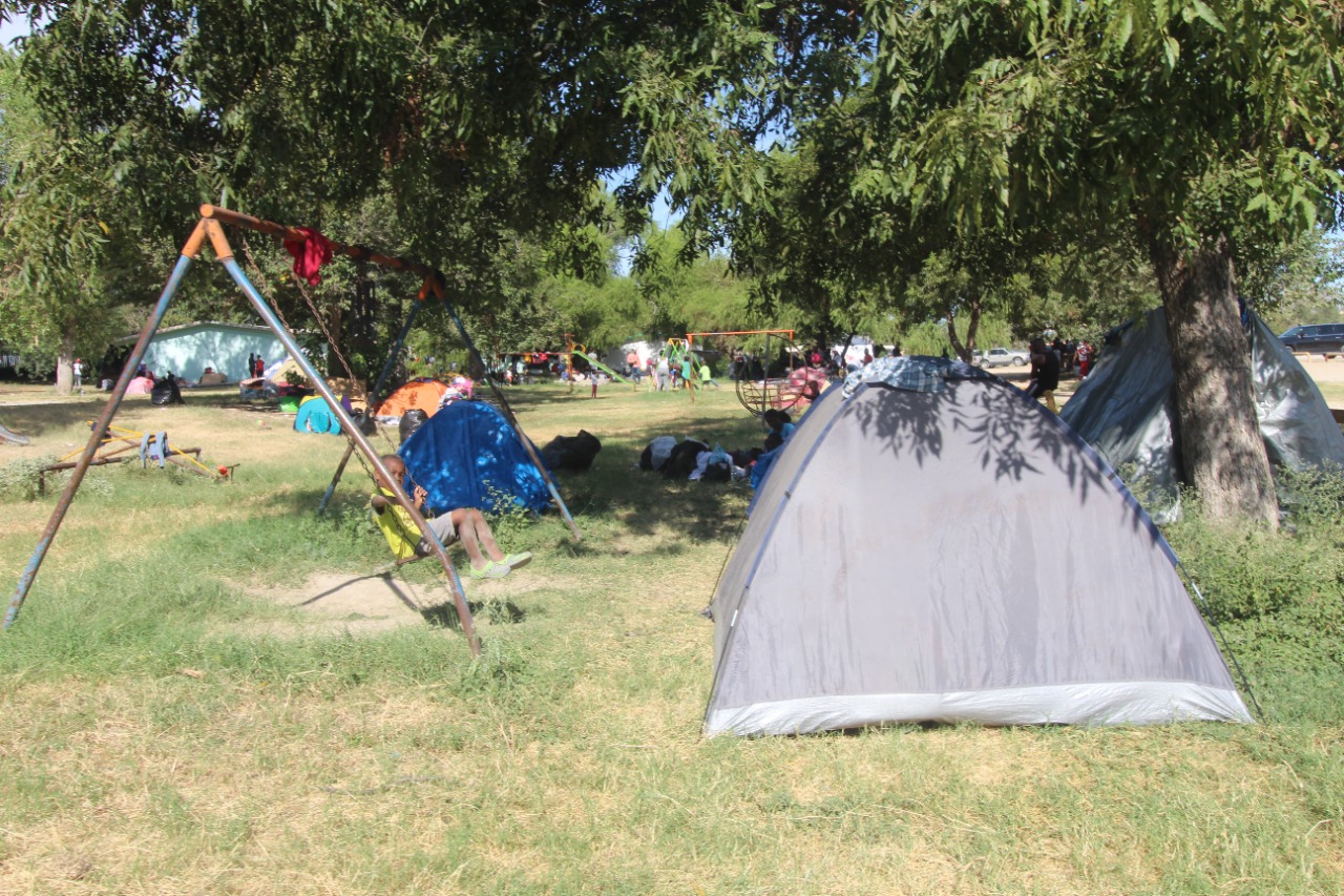 Arman migrantes nuevo campamento en Ciudad Acuña