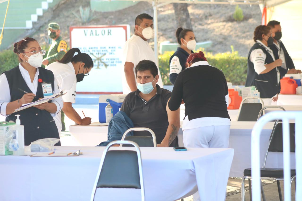 En Saltillo 100 maestros “dobletean” vacuna