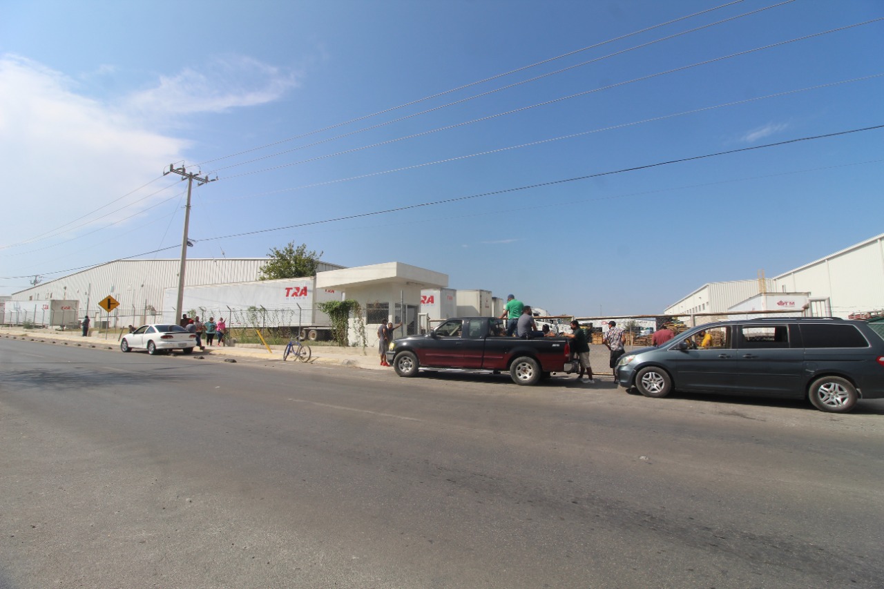 Bloquean accesos de empresa en Acuña ante el temor de que no les paguen