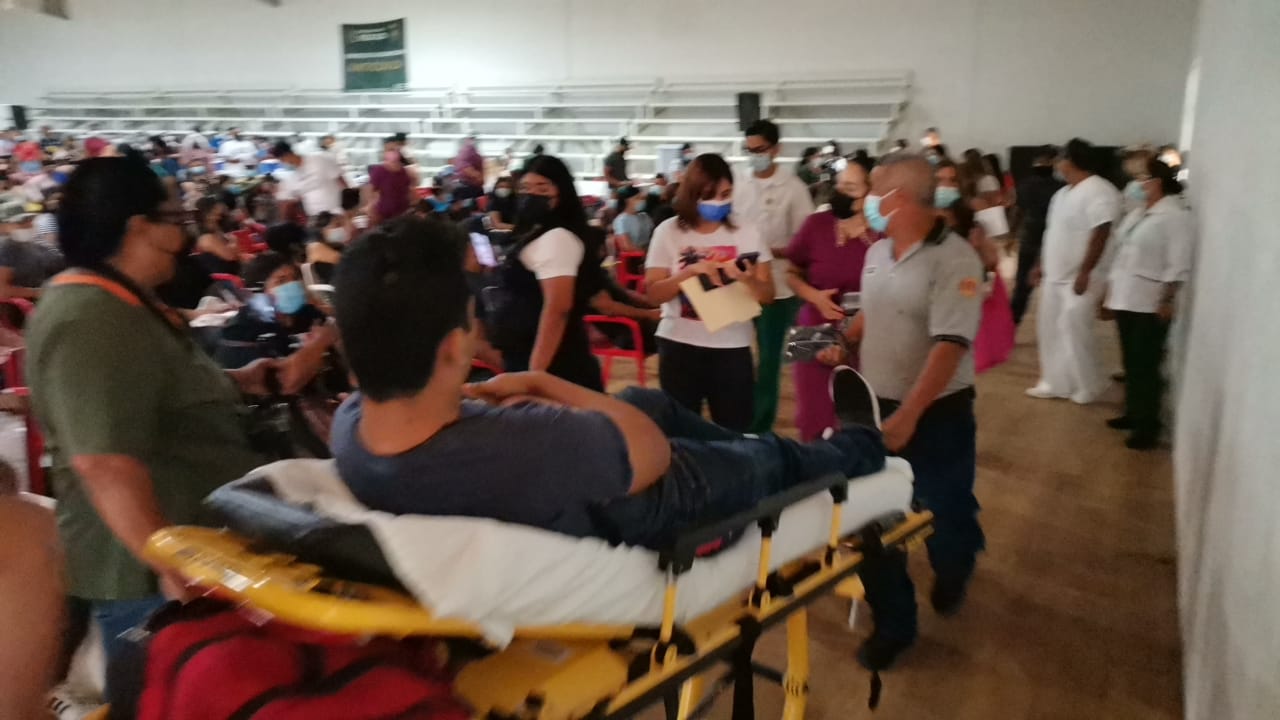 Se desmayan jóvenes en vacunación de bloque 18 a 29 años