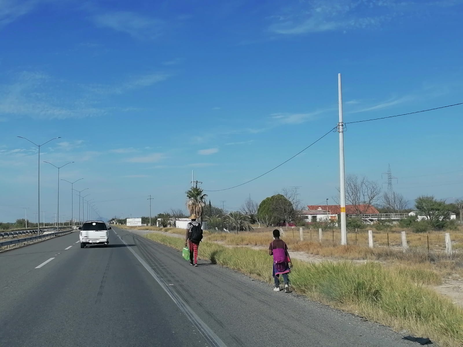Continúan haitianos travesía por la 57