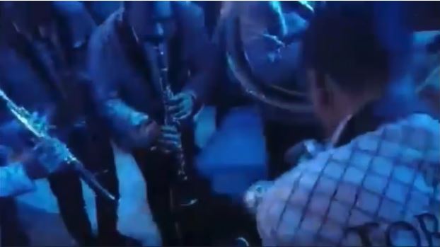Video: Joven se queda dormido en antro de Torreón y banda musical intenta despertarlo