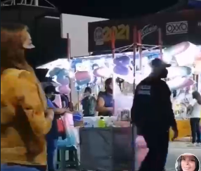 Video: Con la boca vendedora infla bolsas de algodón en la Feria de Torreón
