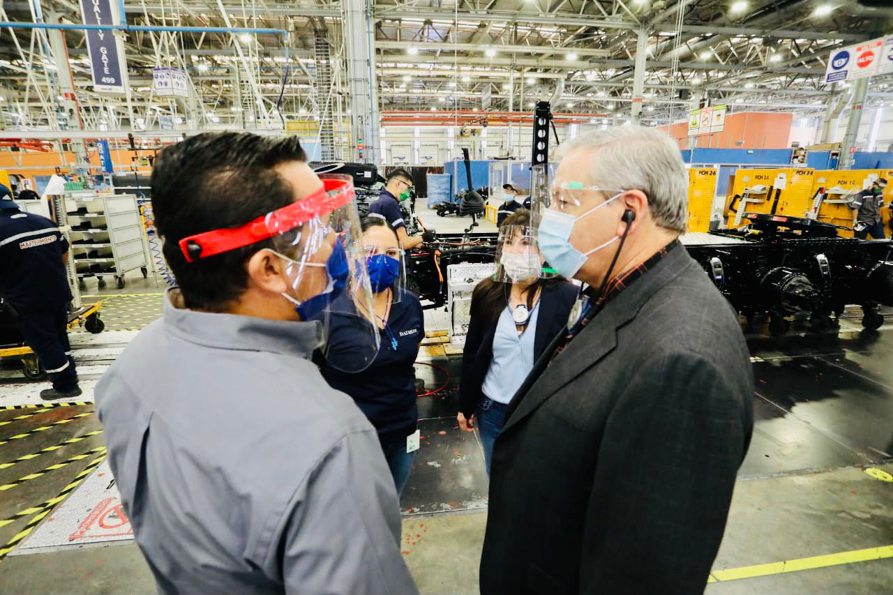 Visita Chema Fraustro Freightliner; reitera su apoyo a industria automotriz