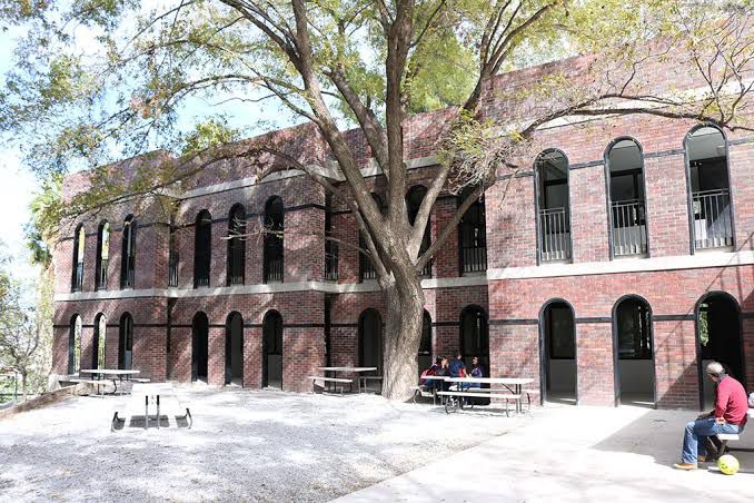 Tras brote COVID suspenden clases presenciales en Universidad Carolina