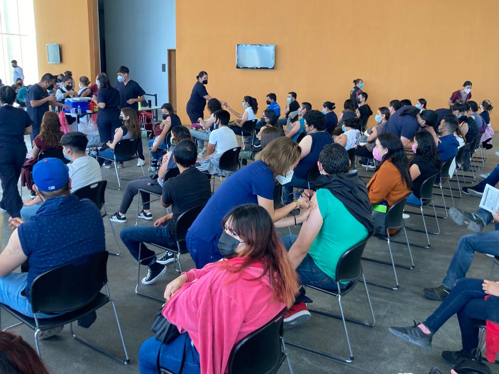 Se agandallan maestros vacunas de los jóvenes