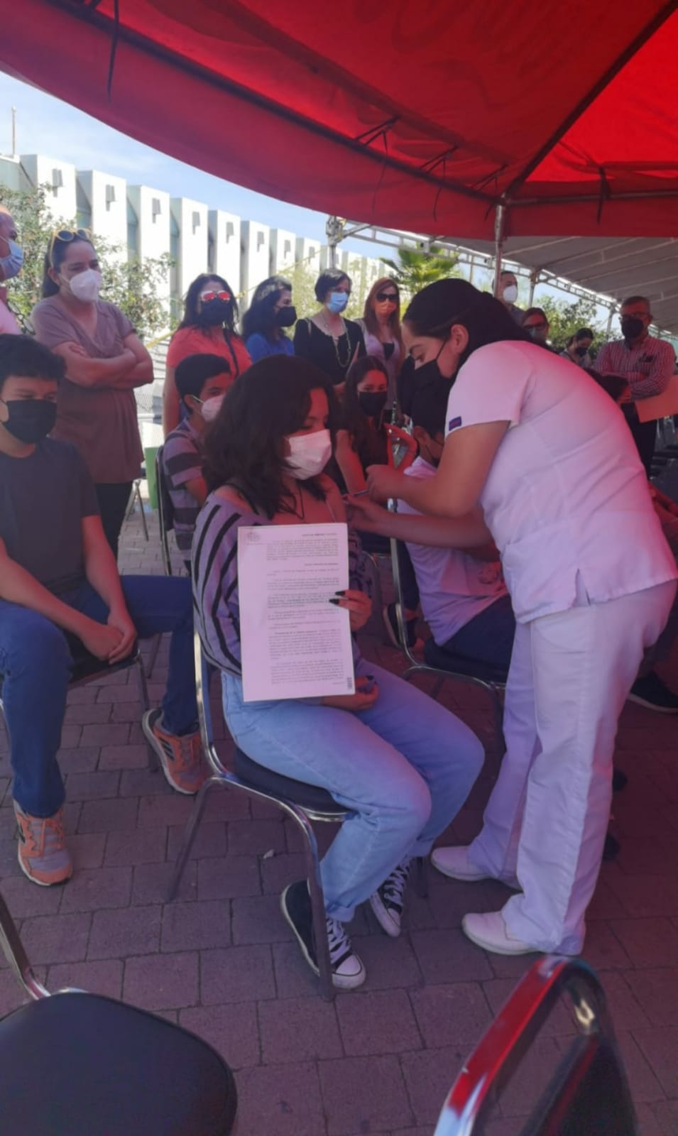 Vacunan a 24 menores gracias a amparo