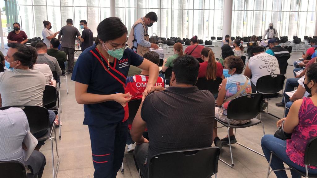 Arranca vacunación de jóvenes de 18 a 29 años