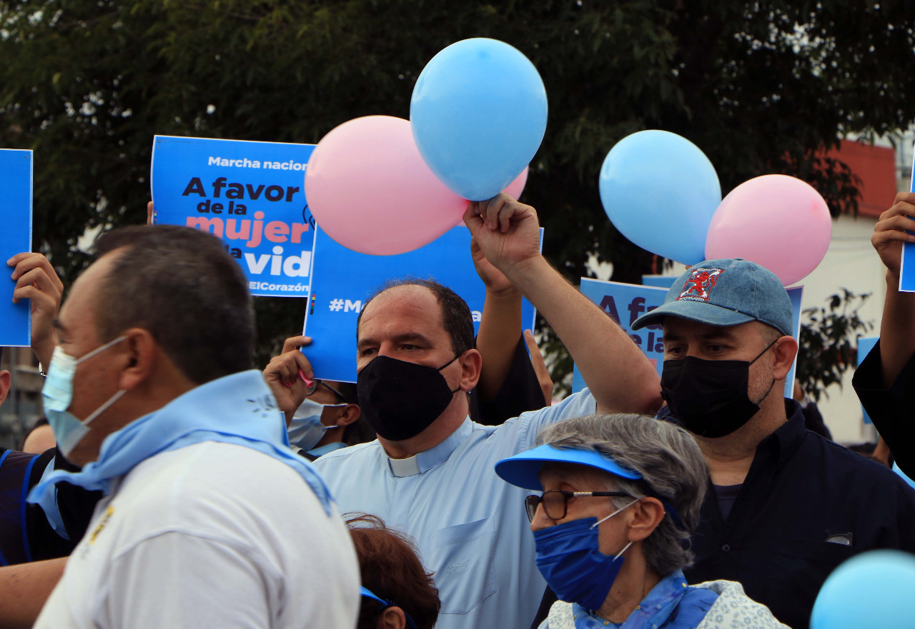 Marchan contra el aborto en Monclova y Saltillo