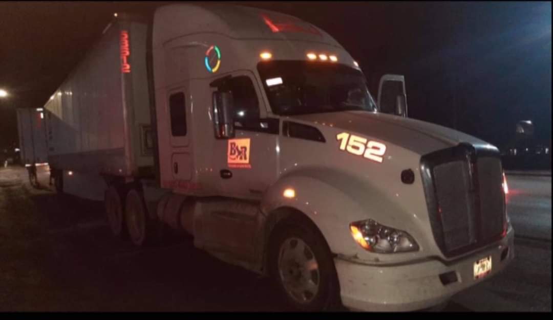 Es detenido trailero que transportaba migrantes en el km 53 en Allende