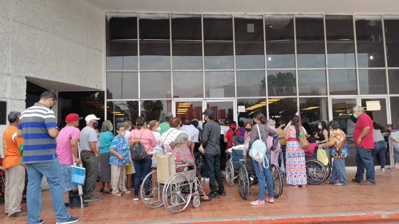 Hacen esperar horas a los abuelitos para vacunarlos en Monclova