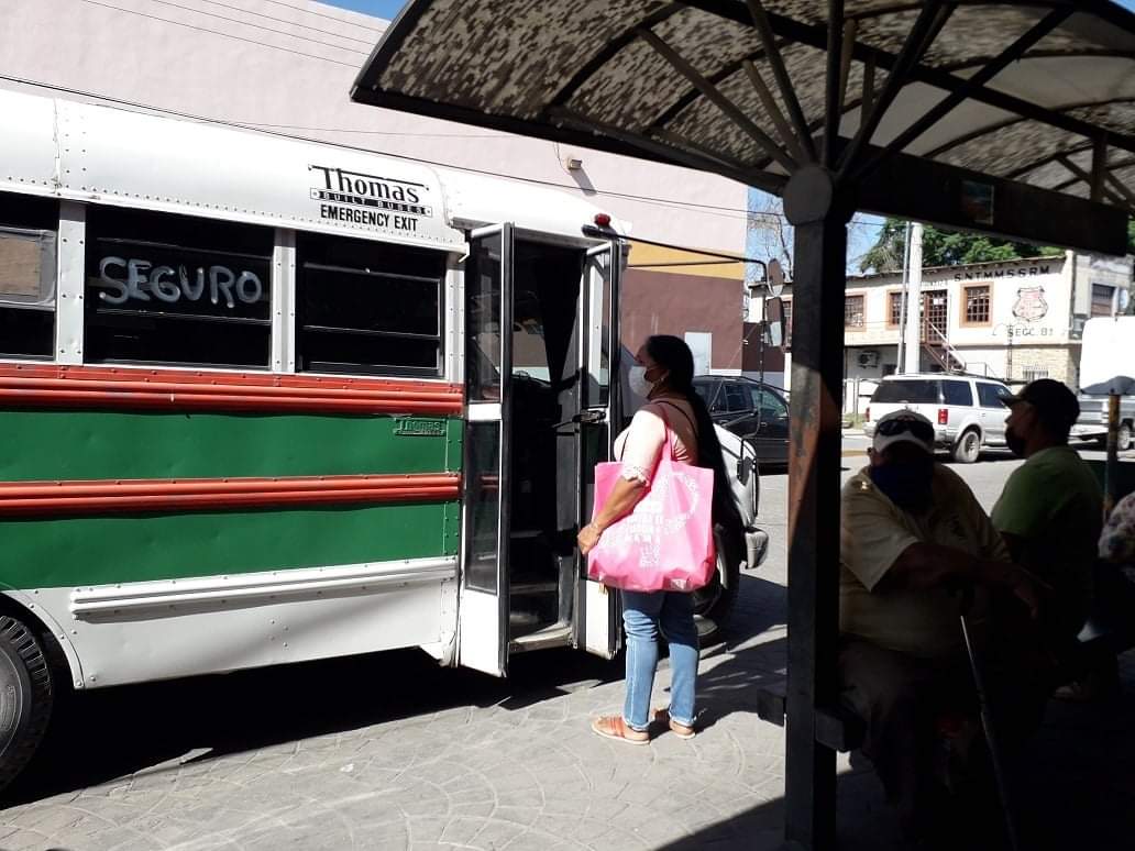 Estallan concesionarios de combis contra un taxista  de San Juan de Sabinas