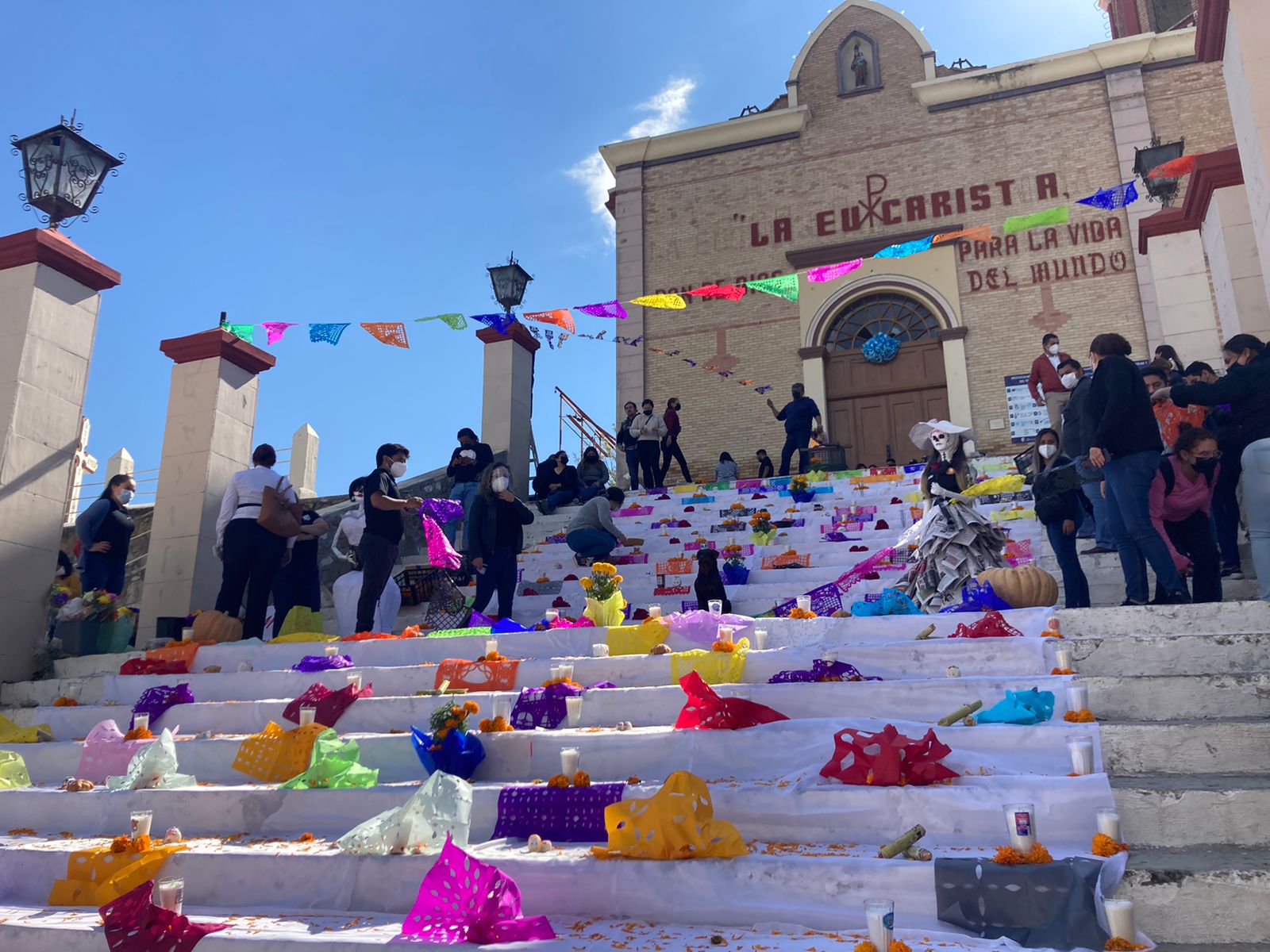 Rinden homenaje a alumnos y maestros fallecidos