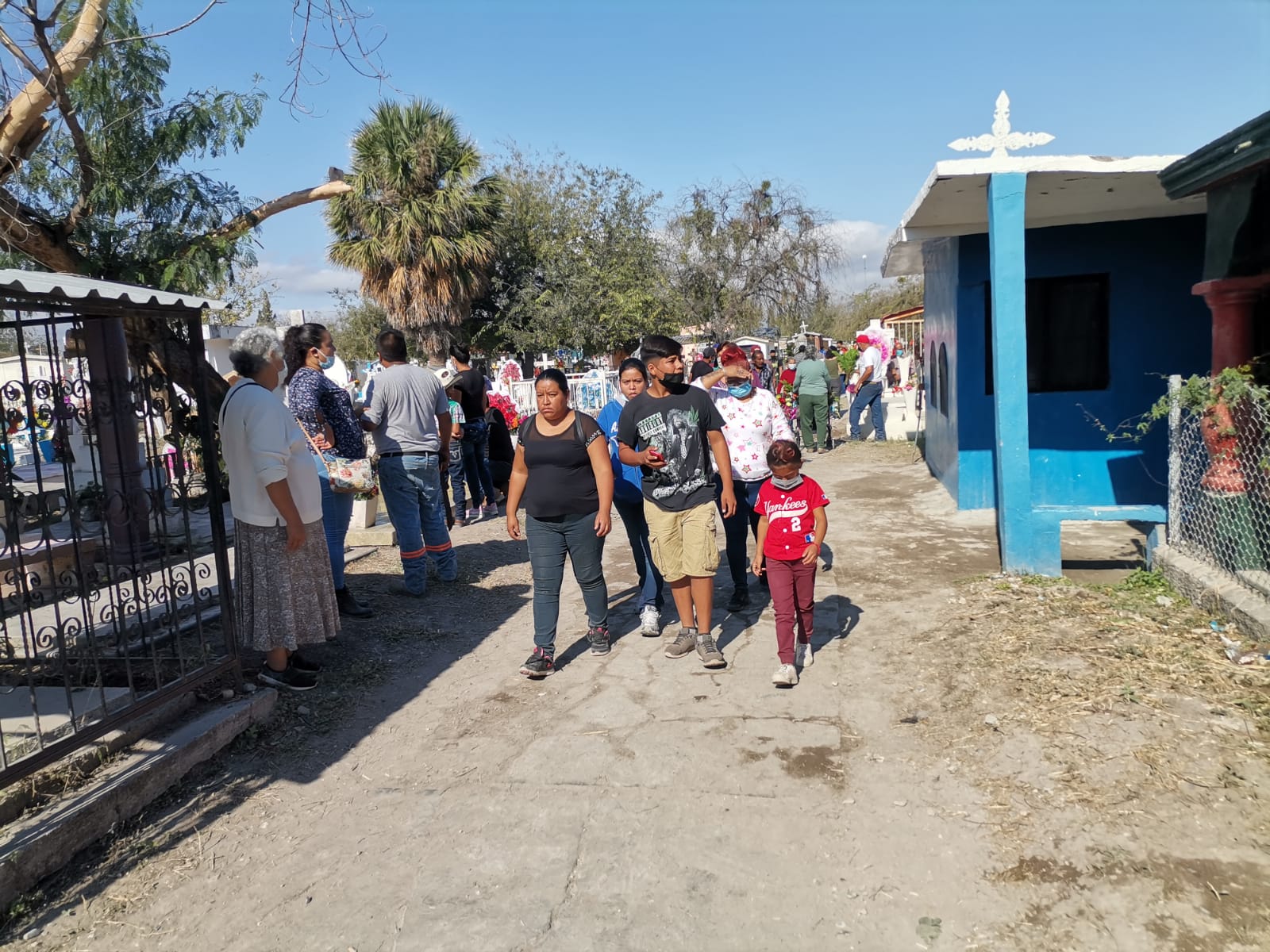 Retan al virus, no usan cubrebocas ni gel en panteón de Múzquiz