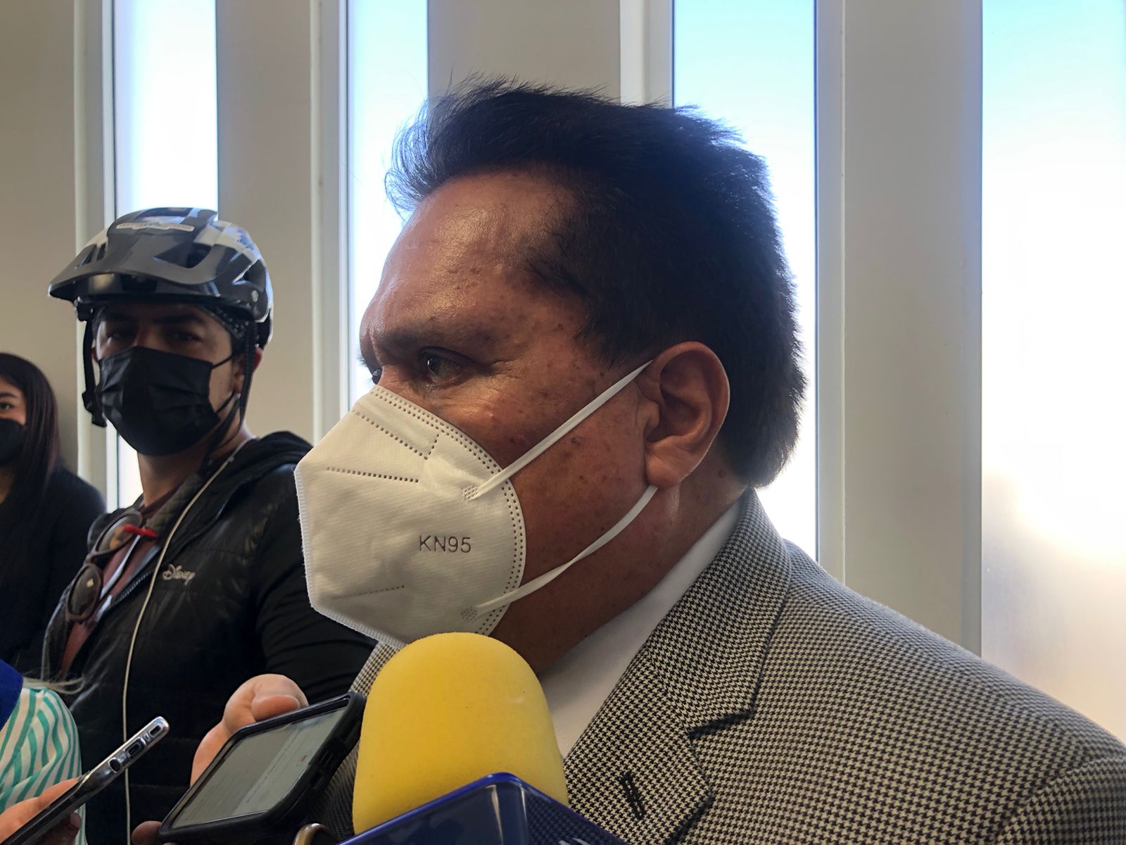 Agentes de la Fiscalía catean bodegas y localizan equipo médico