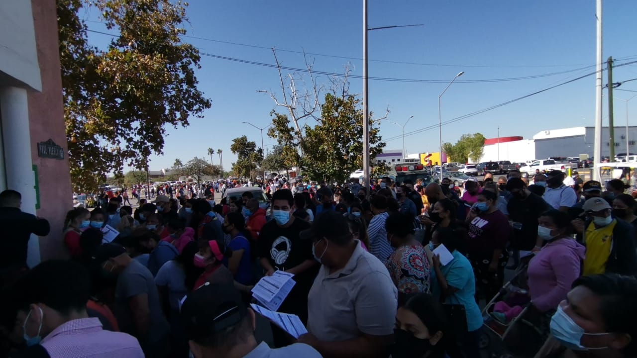 Llegan miles por su dosis, no alcanzan todos