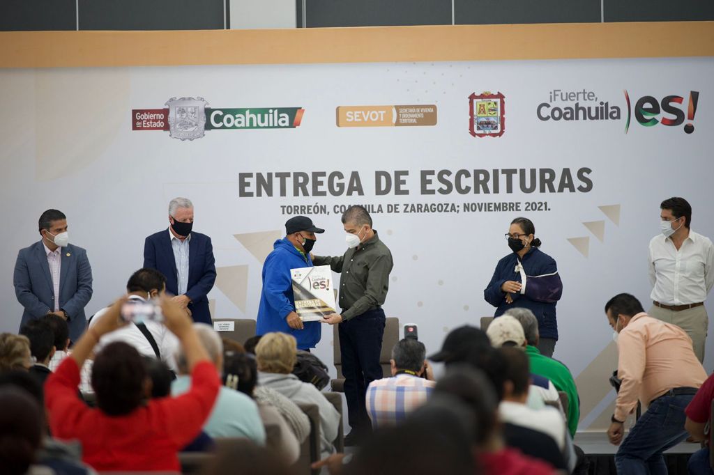 Entrega gobernador 161 escrituras a familias de La Laguna