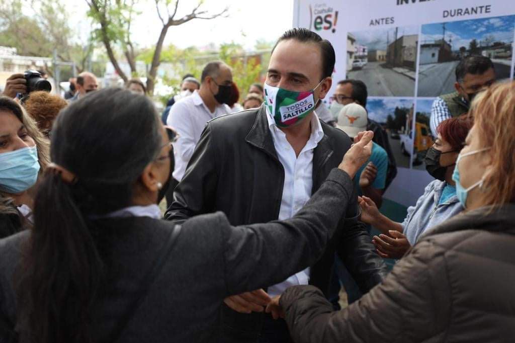 Continúa Manolo entregando obras sociales en las colonias