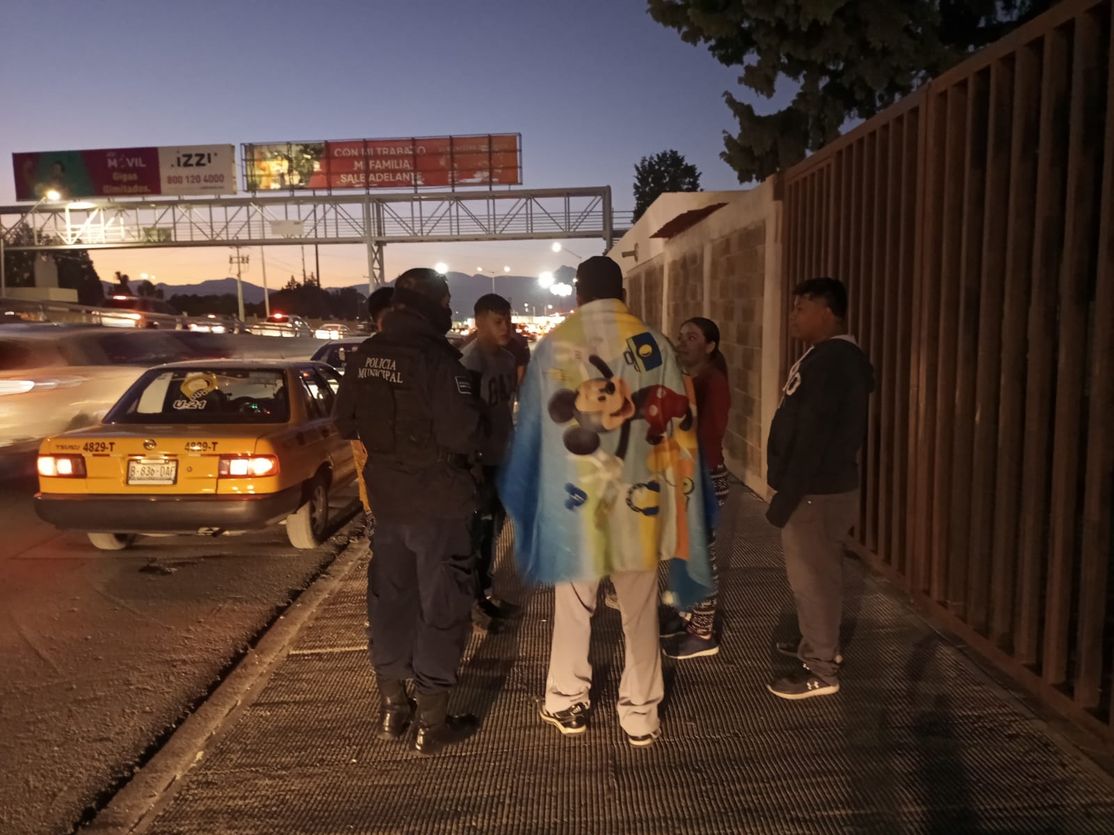 Encuentran a menor deambulando por la calle, reporte es atendido y es entregado sano y salvo a su familia.