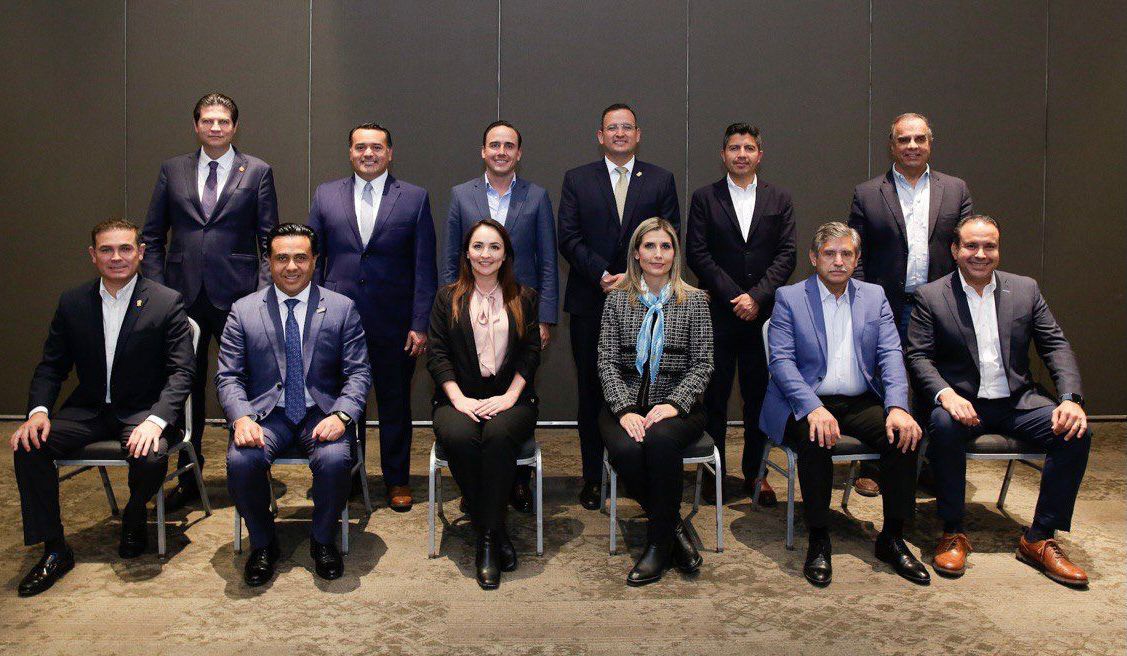 Se reúne Manolo Jiménez con alcaldes y alcaldesas del país