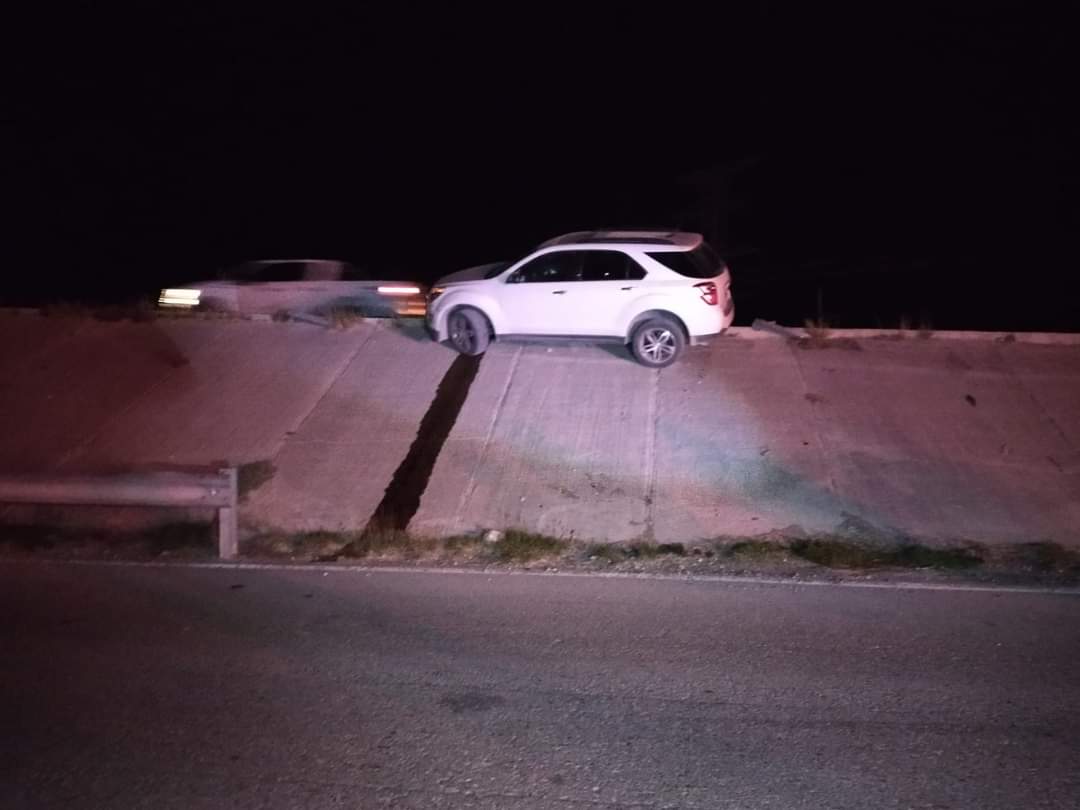 Vehículo conducido por mujer a punto de caer en el puente vehícular en Morelos
