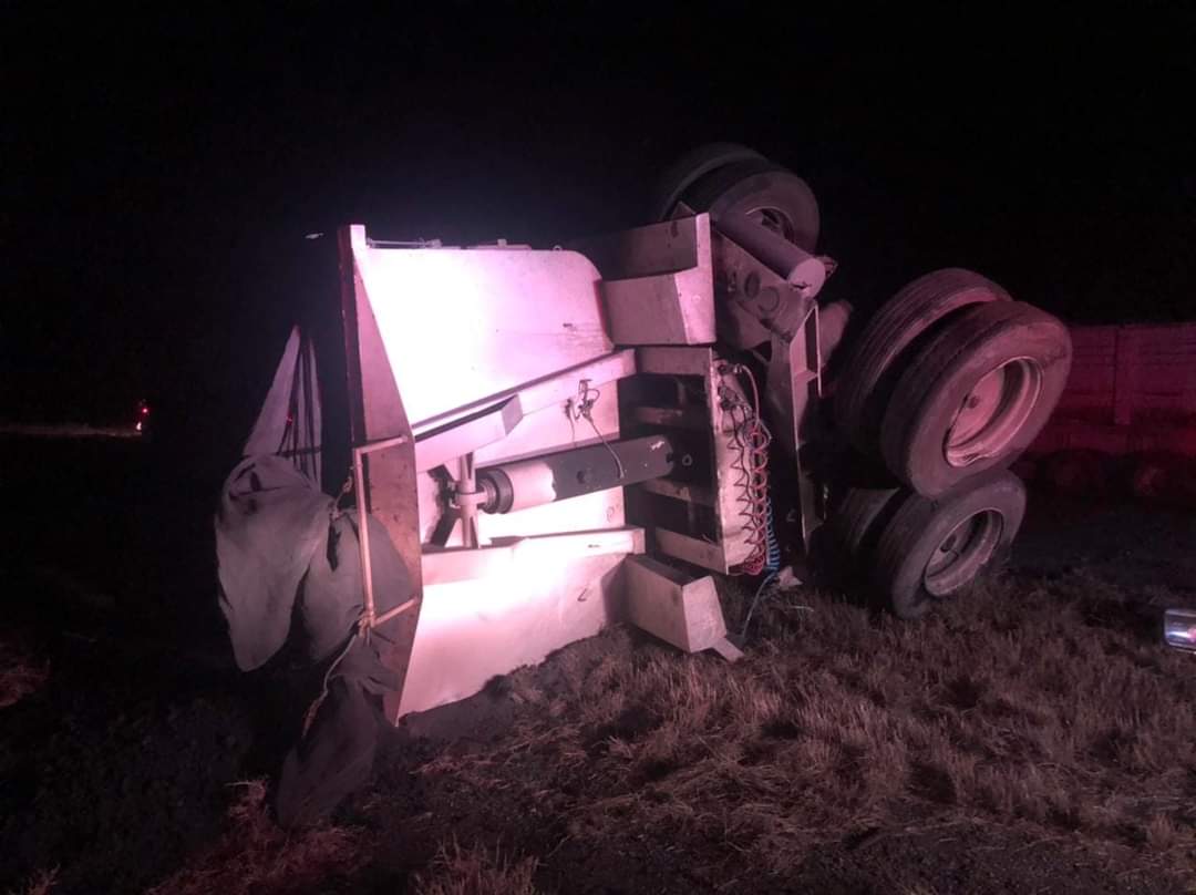 Vuelca tráiler carbonero, hay un lesionado en la carretera Federal 57
