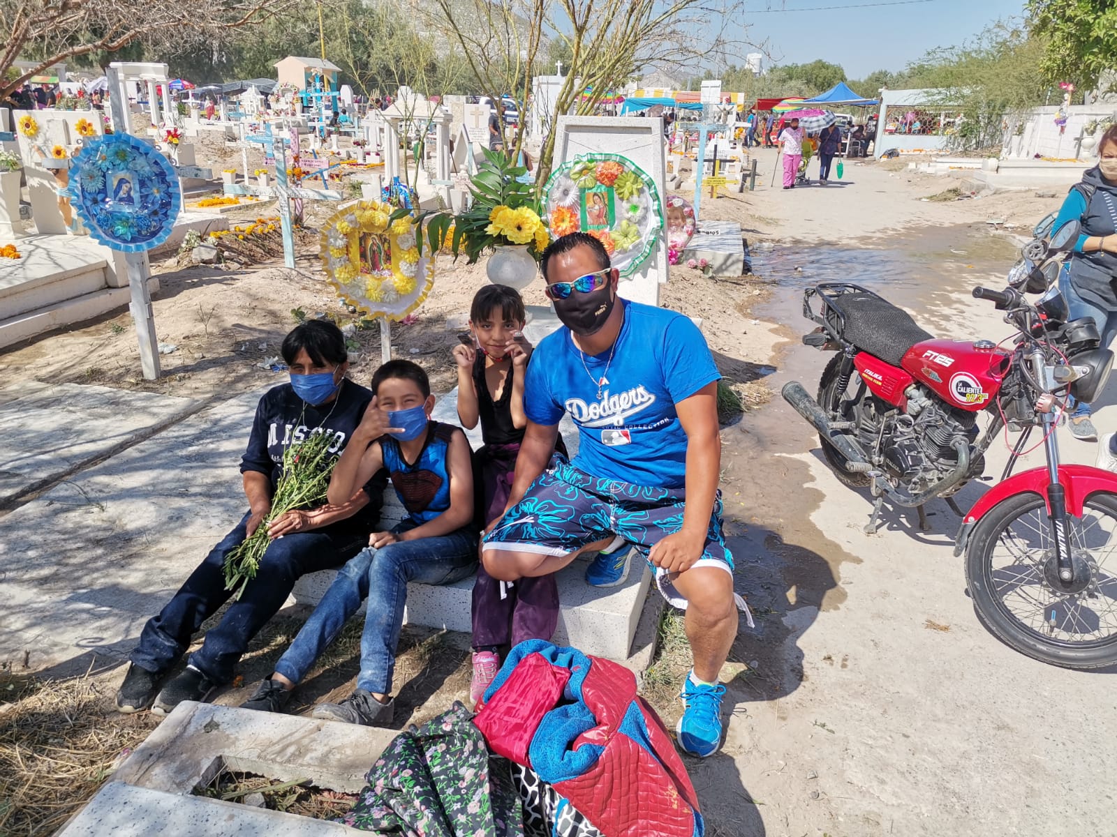 Visita a panteones genera conexión cercana con los que ya no están, expresan ciudadanos