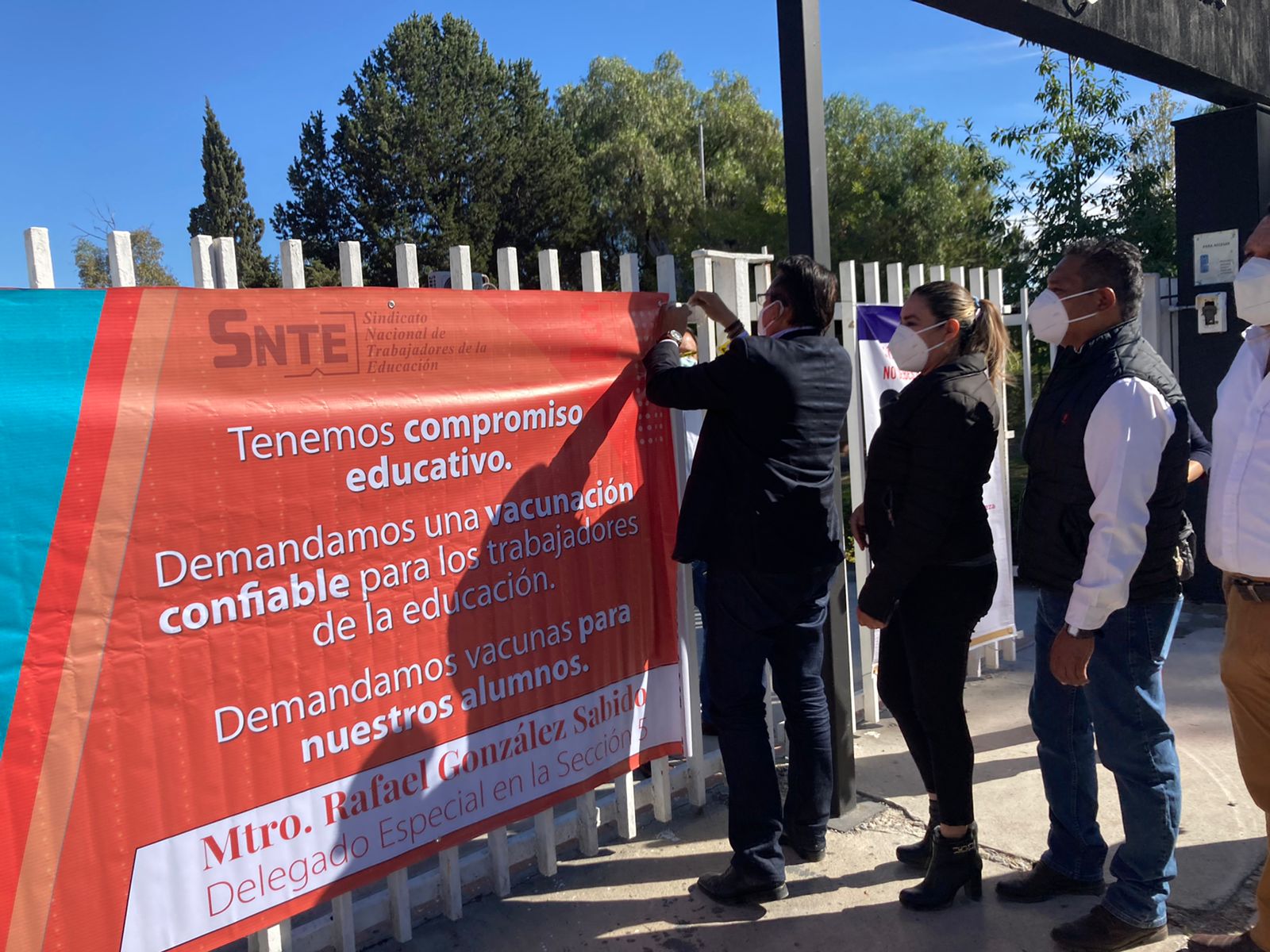 Trabajadores de la educación laboran en Coahuila bajo protesta, exigen a la 4T ser revacunados