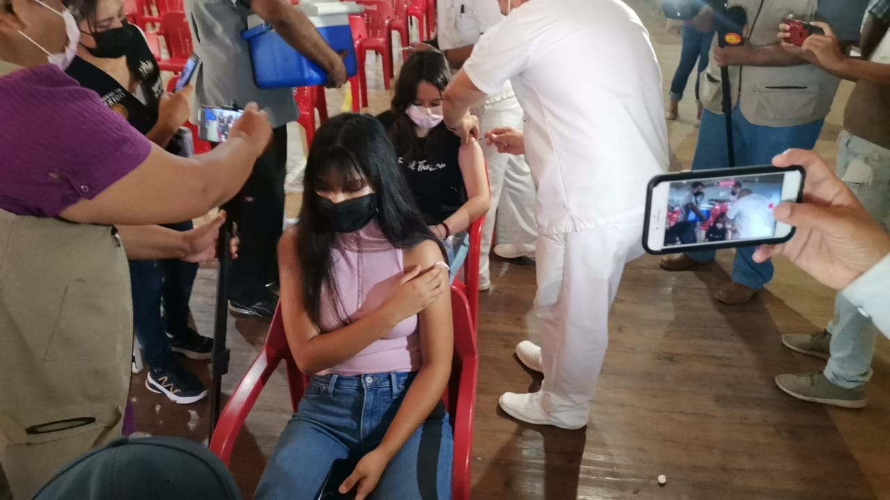 Vacunan al vapor a 500 jóvenes de 15 a 17 años en Sabinas, hicieron llamado en redes