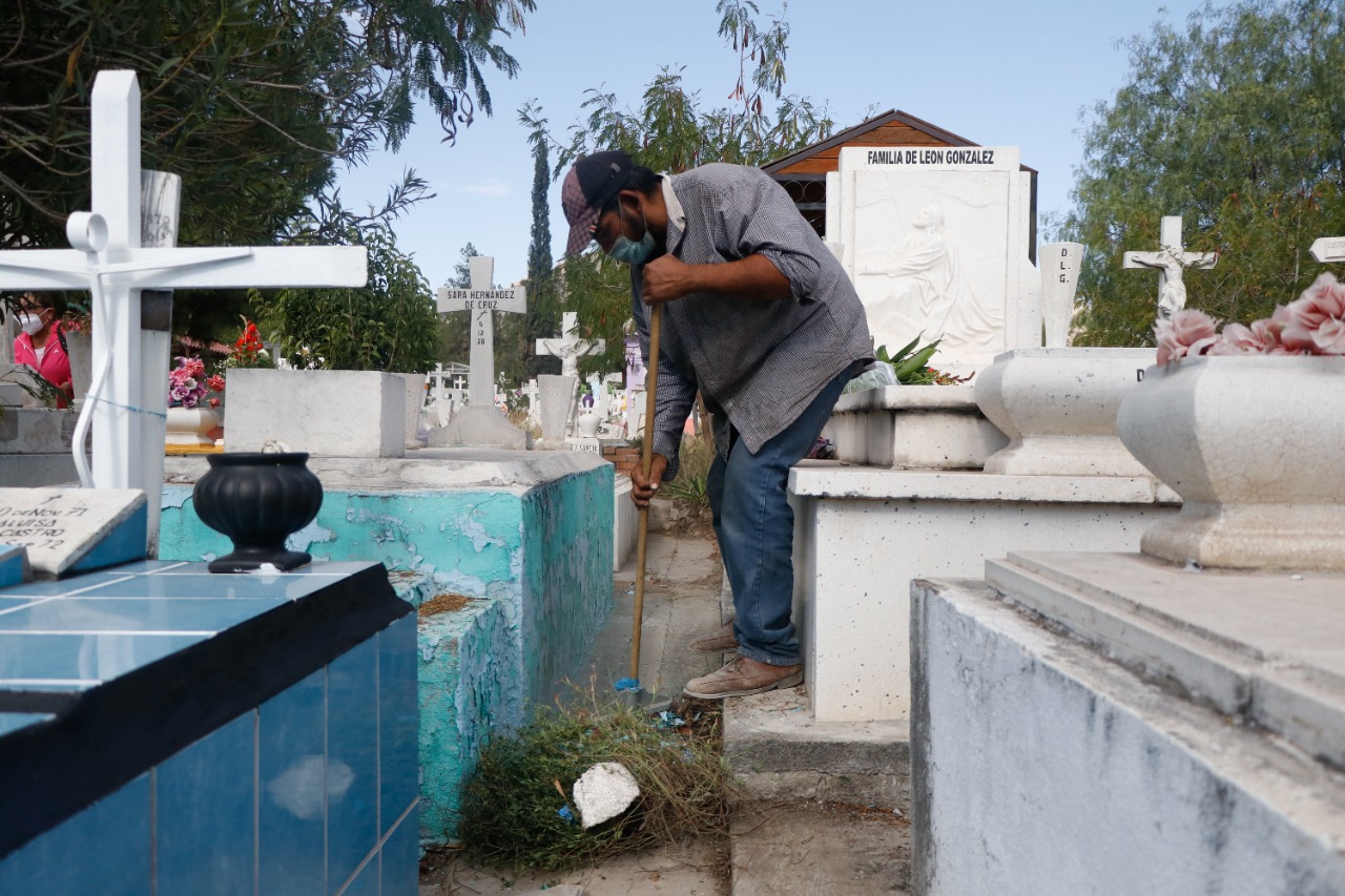 Entre cruces y recuerdos. Noé, el limpiatumbas solitario