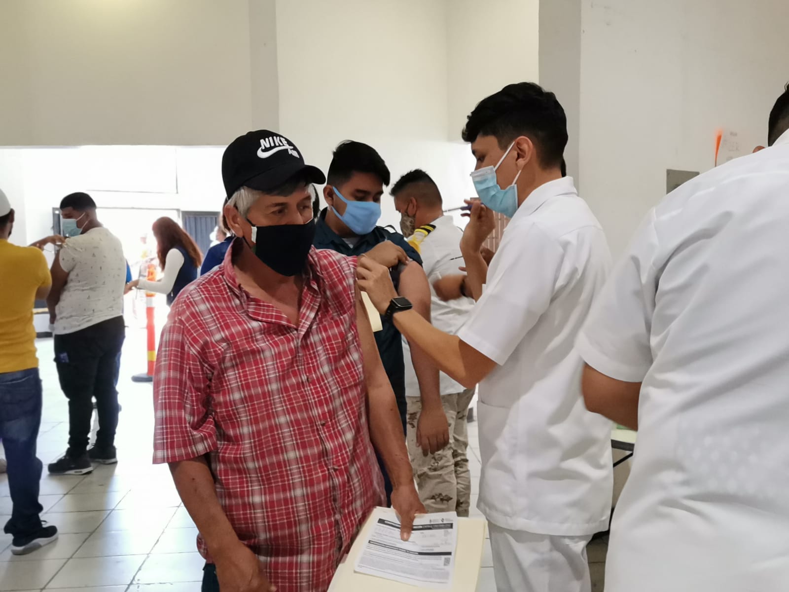 Detectan 10 maestros que buscaban aplicarse la Pfizer