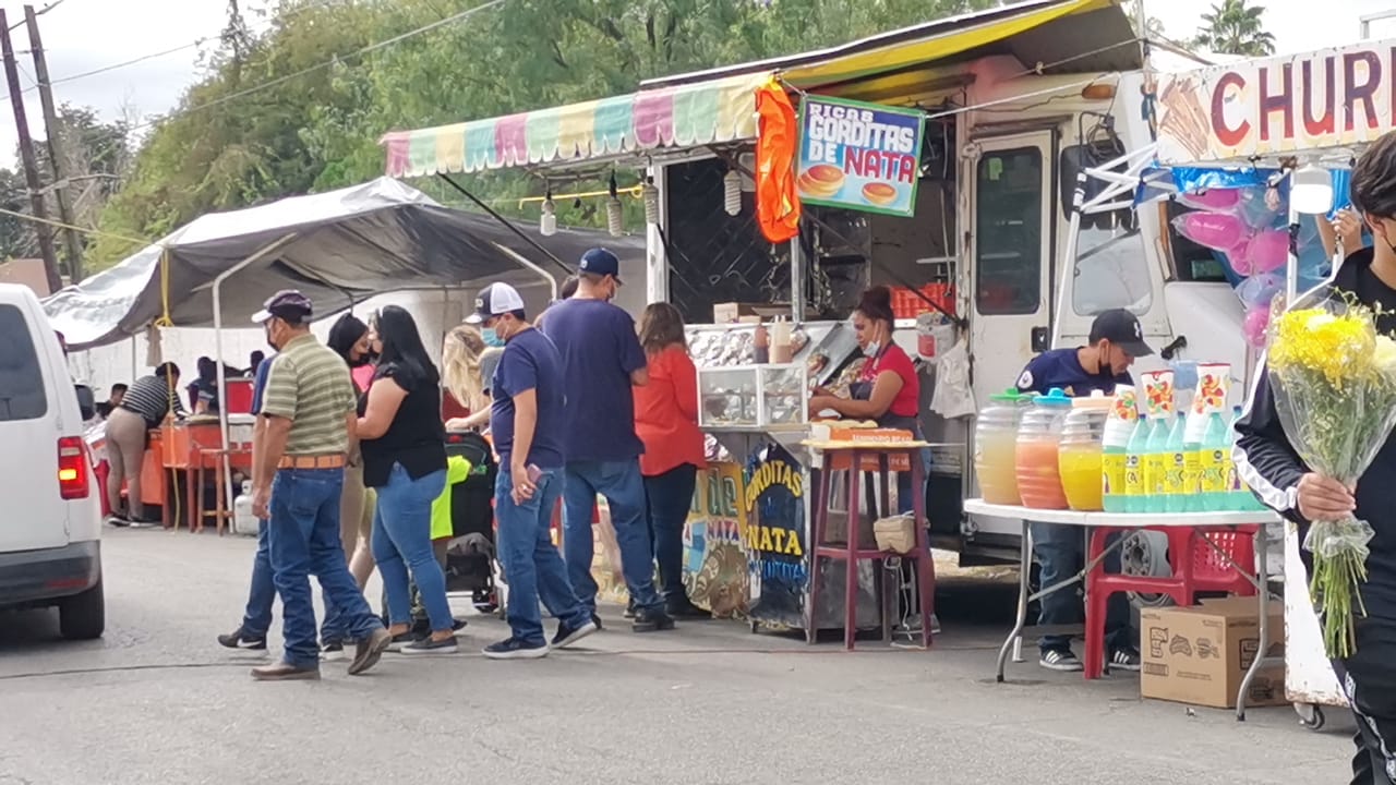 Se reactiva la economía en los panteones por el día de los fieles difuntos