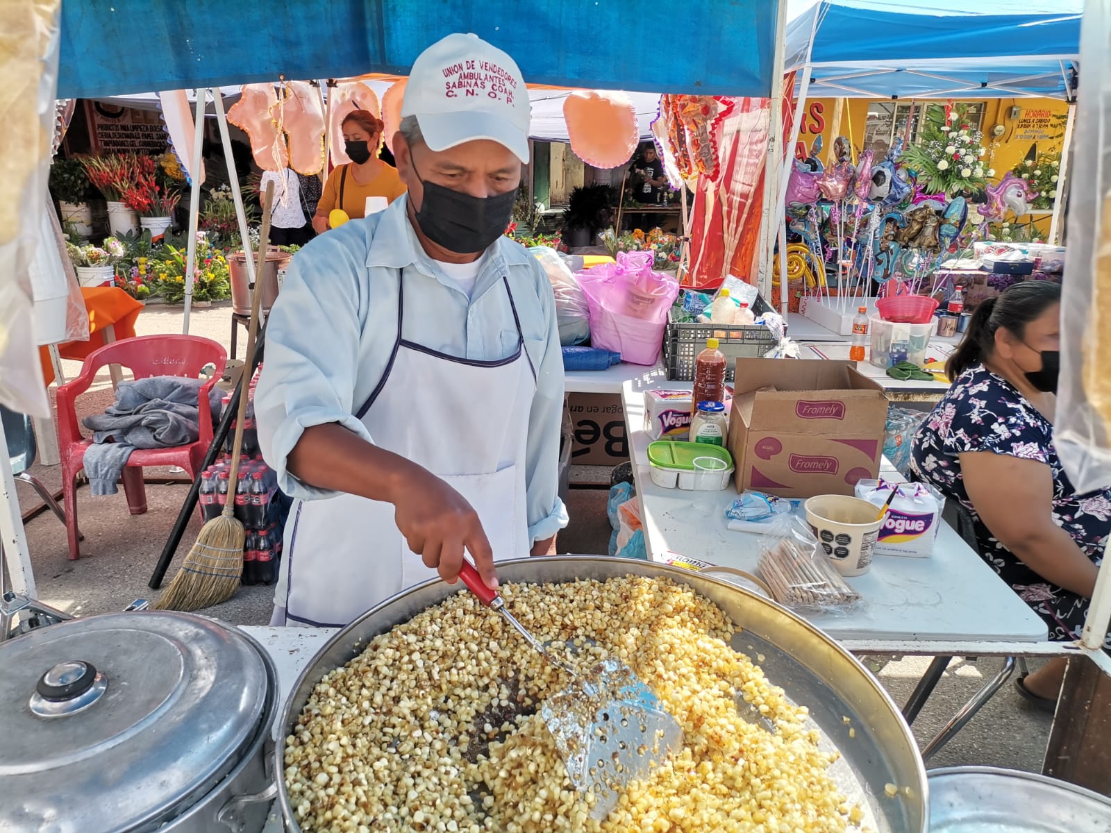 Vendedores ambulantes de Sabinas esperan recuperación económica por día de finados