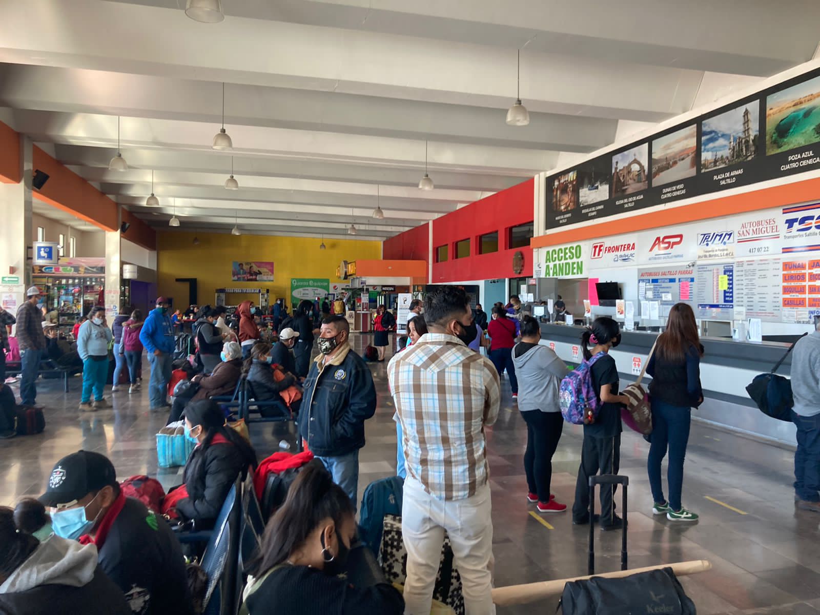 Saturan viajeros la central de autobuses