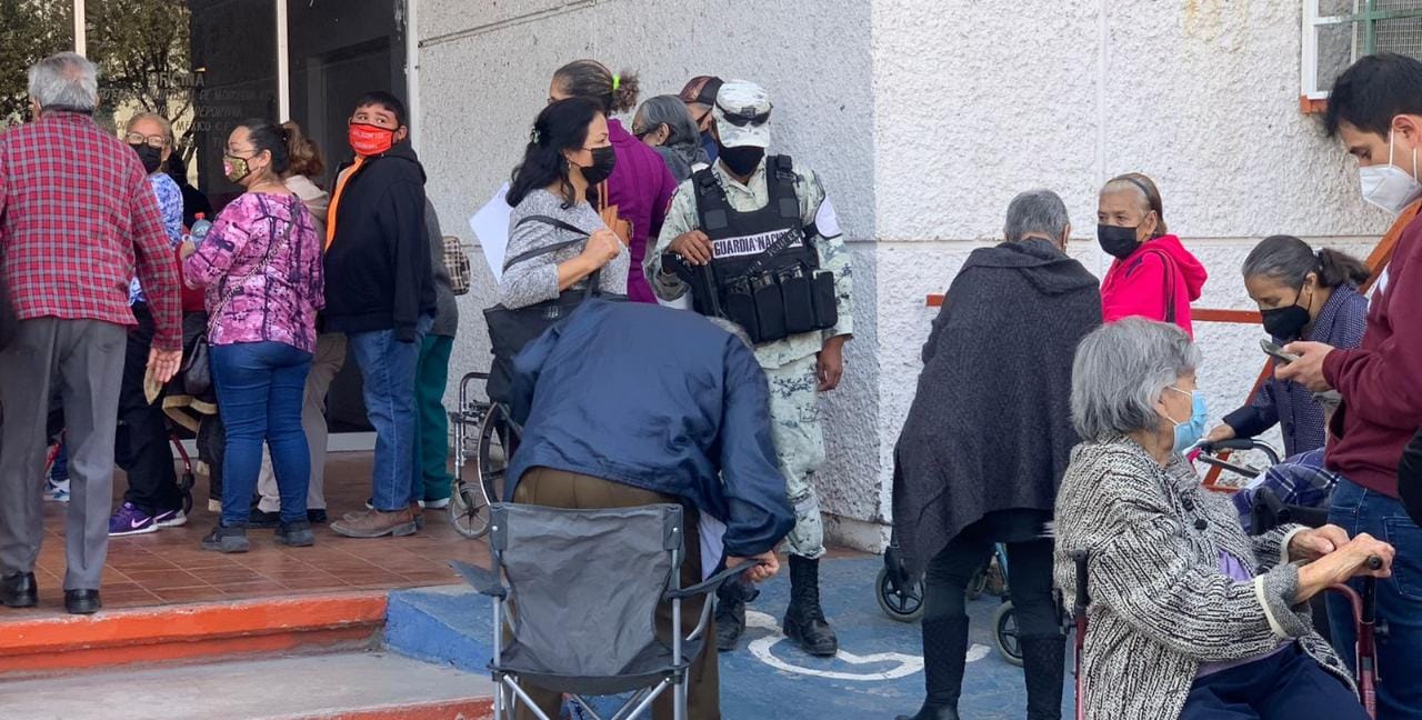 Siguen las quejas por vacunación antiCovid, hacen esperar horas a adultos mayores