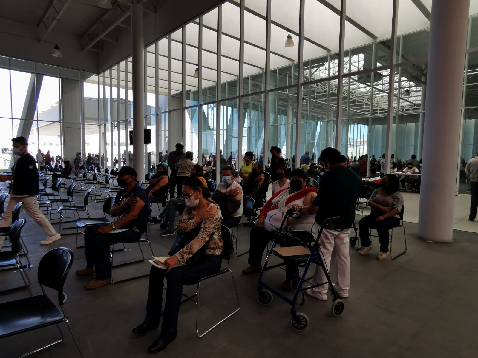 Fallece mujer de la tercera edad mientras esperaba a ser vacunada