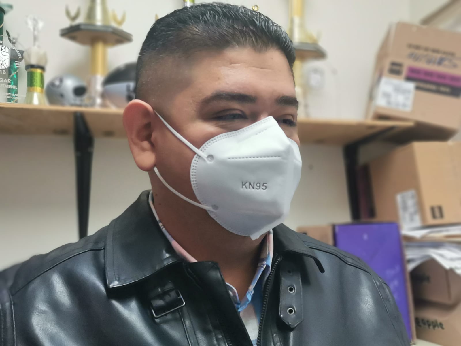 Inconformes, trabajadores por descuento en bono navideño