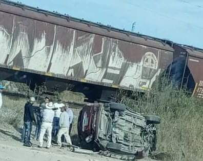 Abuelitos quisieron ganarle el paso al tren,  fueron embestidos por locomotora