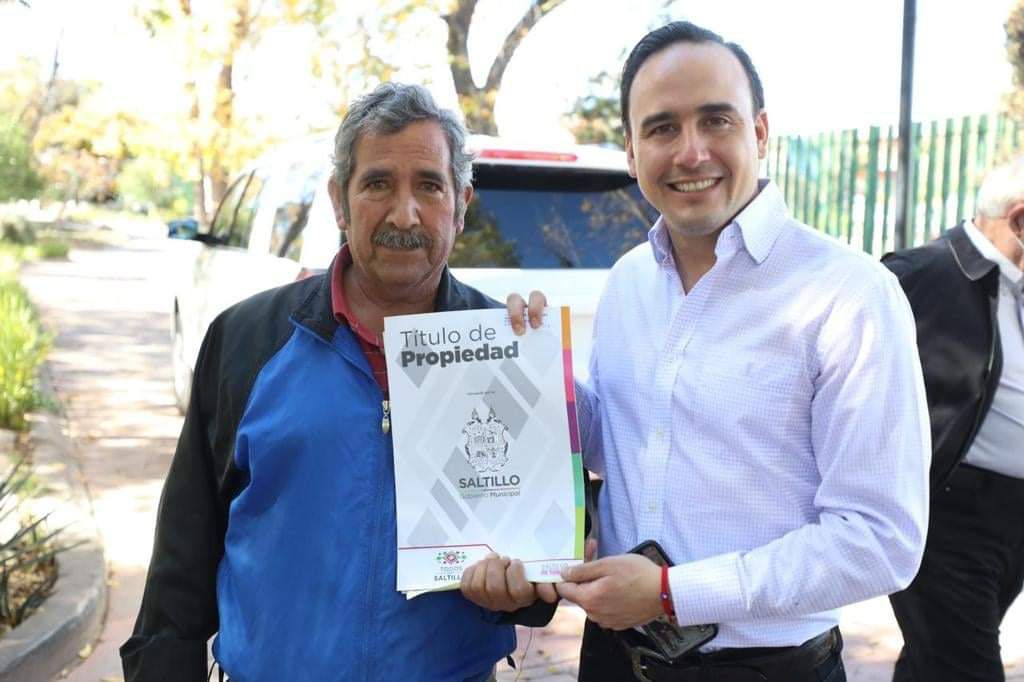 Entrega histórica de escrituras para familias de Saltillo