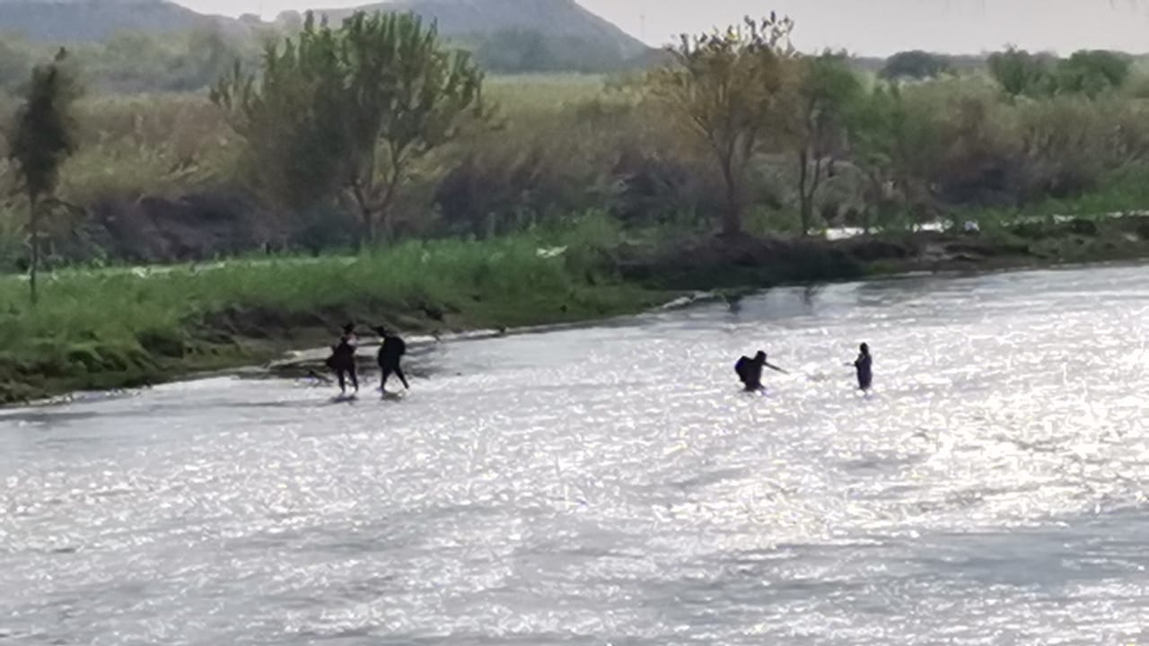 Arroja familia haitiana a dos niños al río