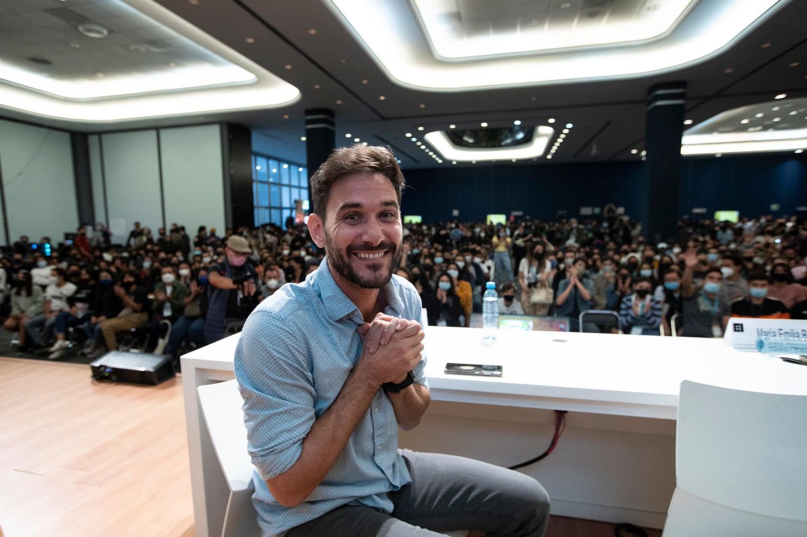 ‘Legión de ñoños’ invade la FIL para charlar con Javier Santaolalla