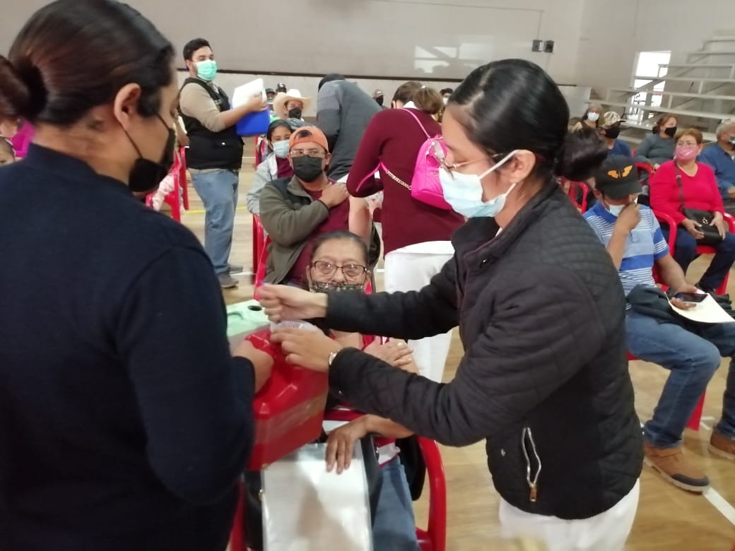 Llega tercera dosis de refuerzo para adultos mayores en toda la Carbonífera