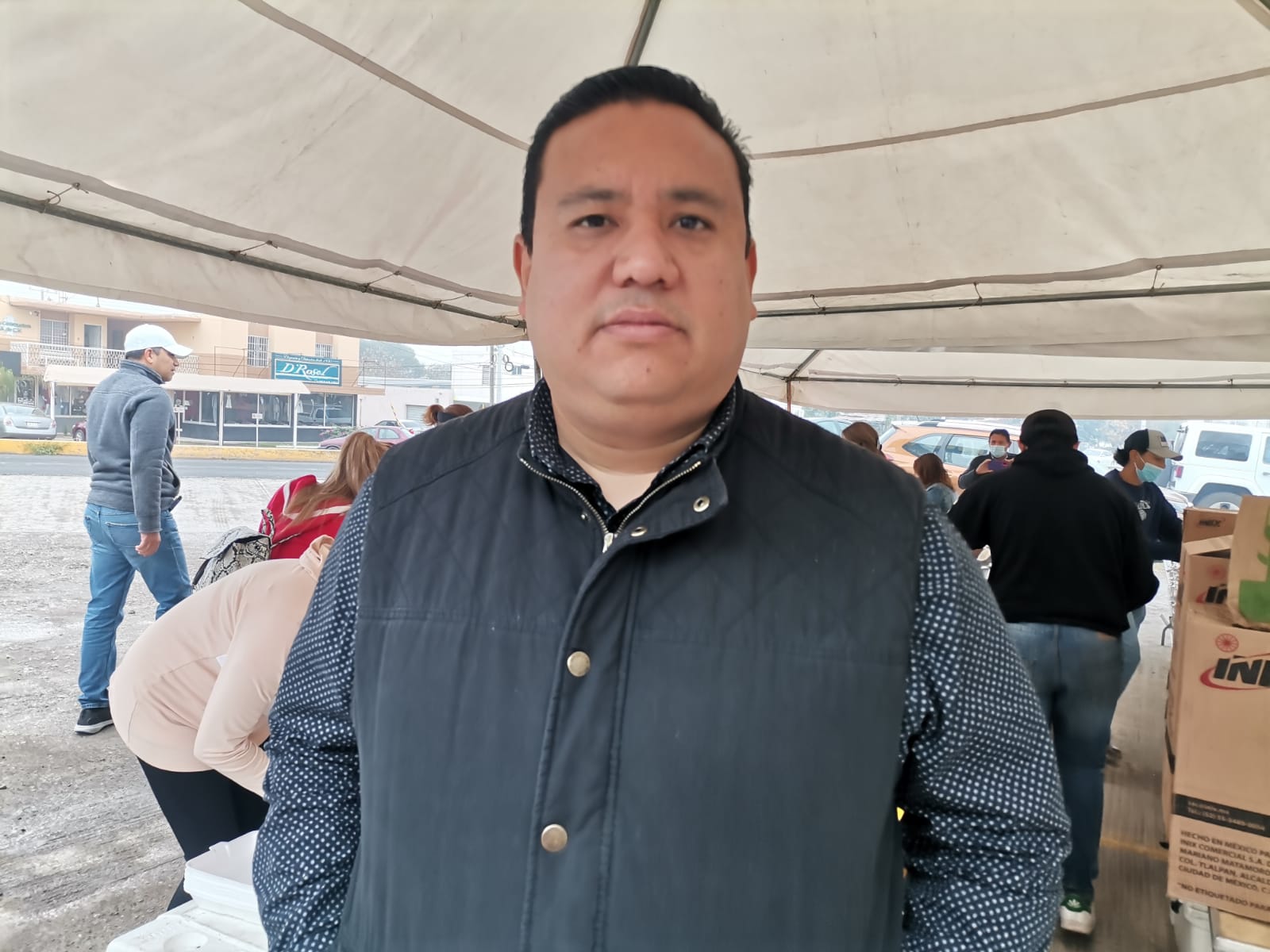 Sobrevive comercio con remesas de paisanos