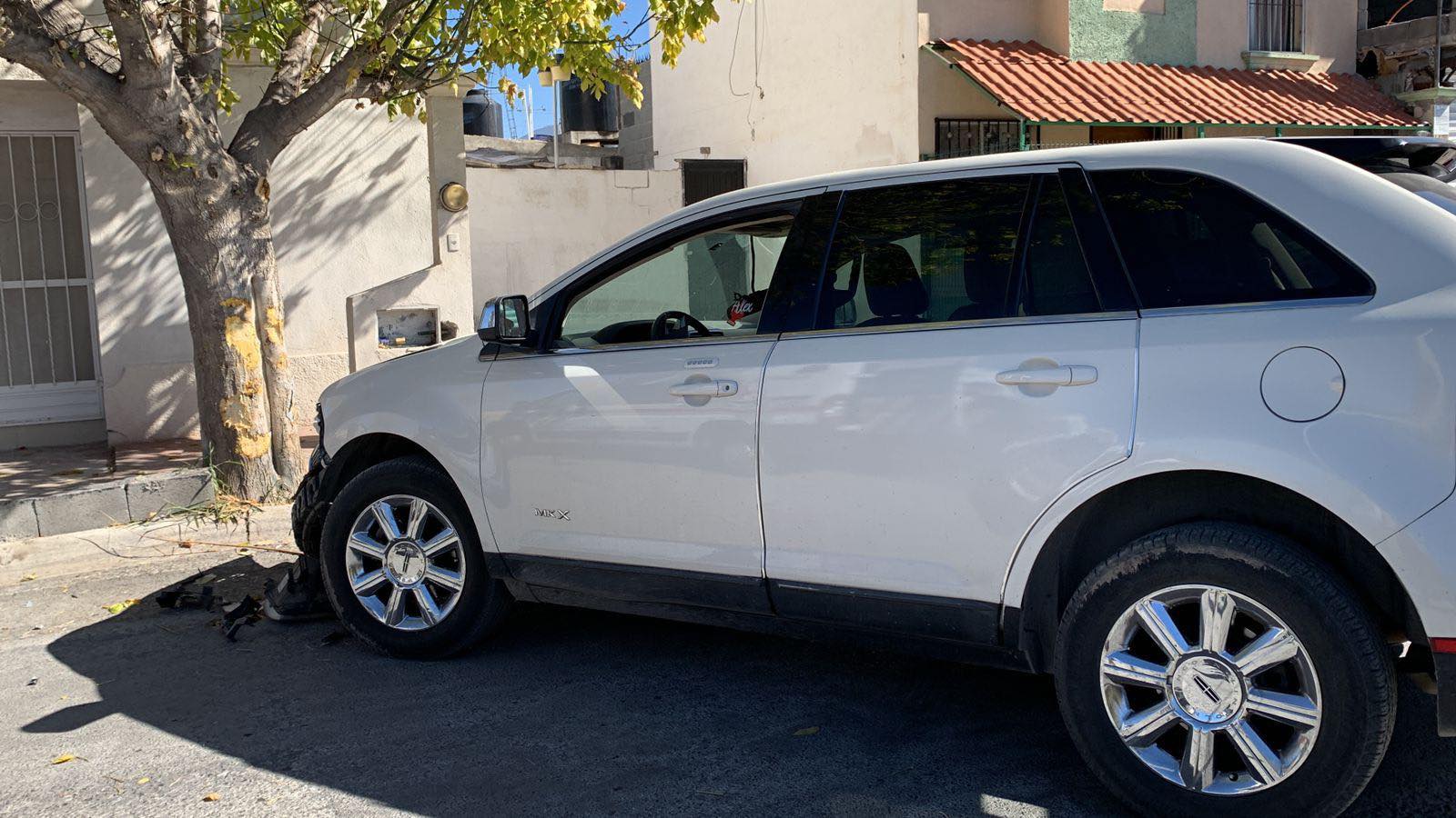 Adulto mayor se estrella contra arbol