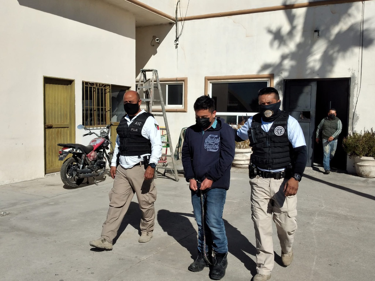 Detienen a joven por matar a perro a pedradas en Acuña