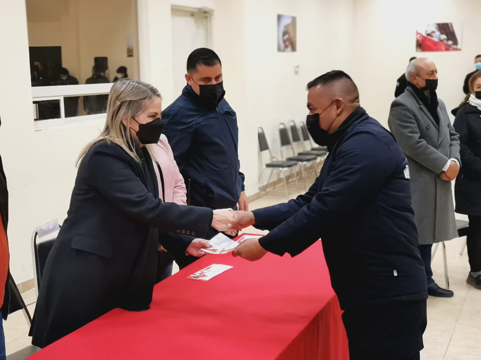 Entrega Norma Treviño estímulos a 100 policías