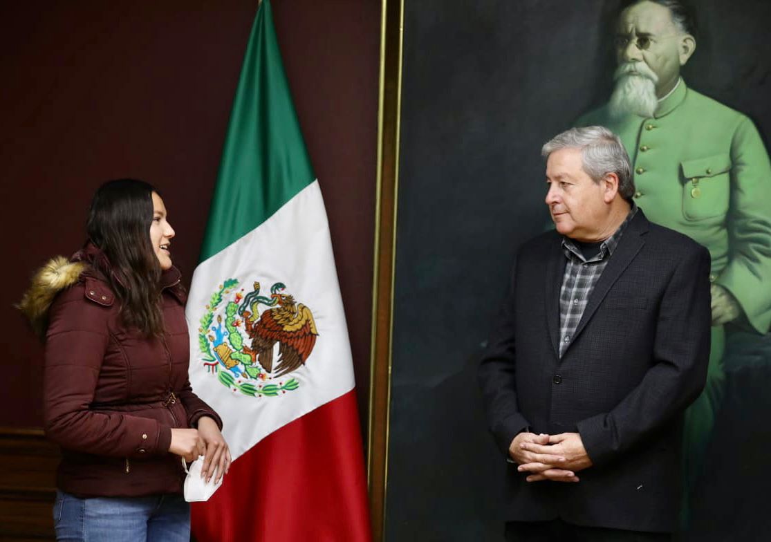 Apoya alcalde a alumnas que irán de intercambio a Canadá