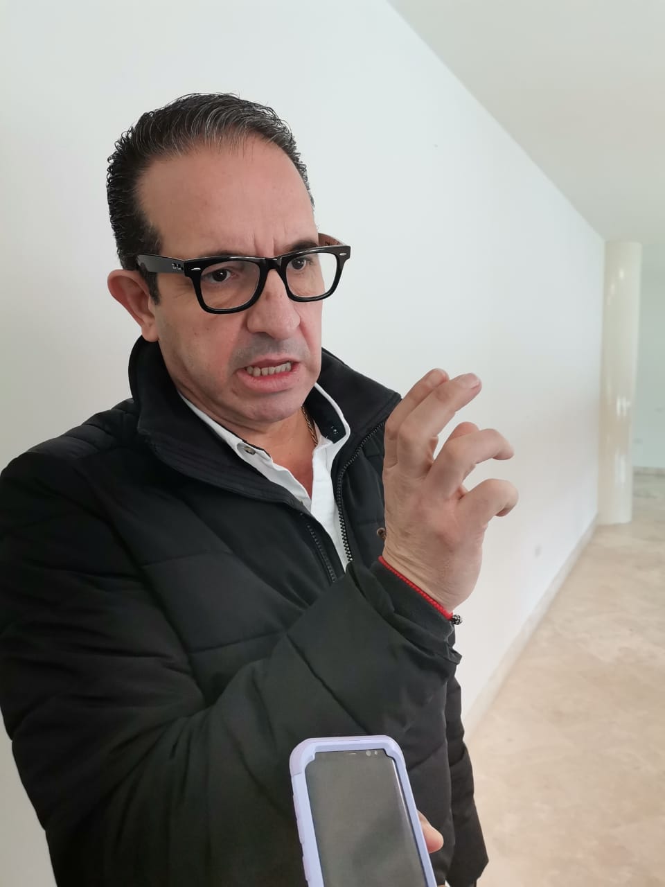 Cumplen nuevas placas con todos los elementos de seguridad