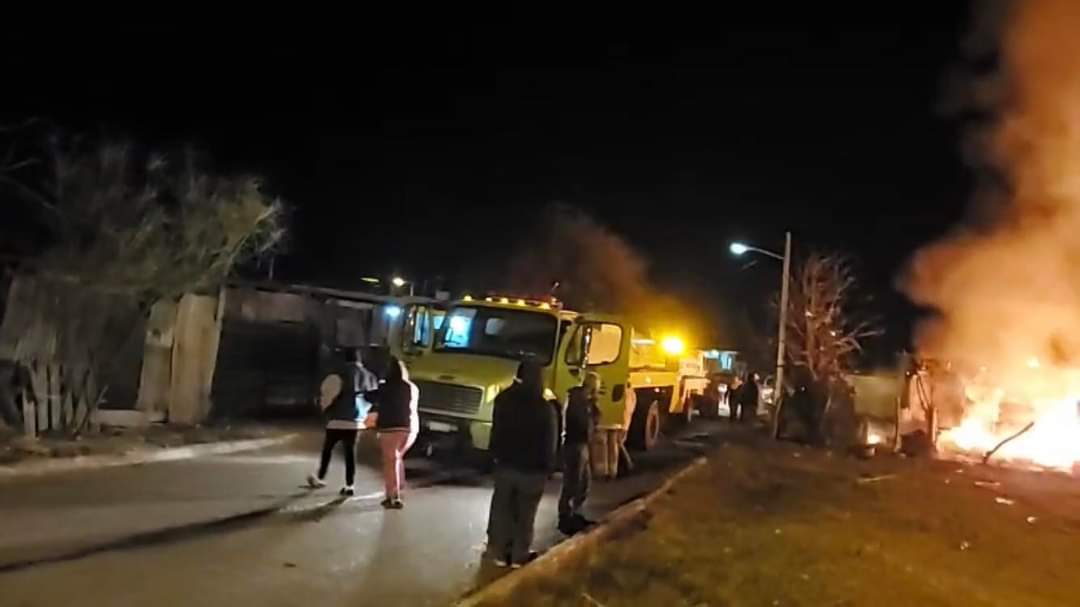 Incendio consume casa, rescatan a 7 personas