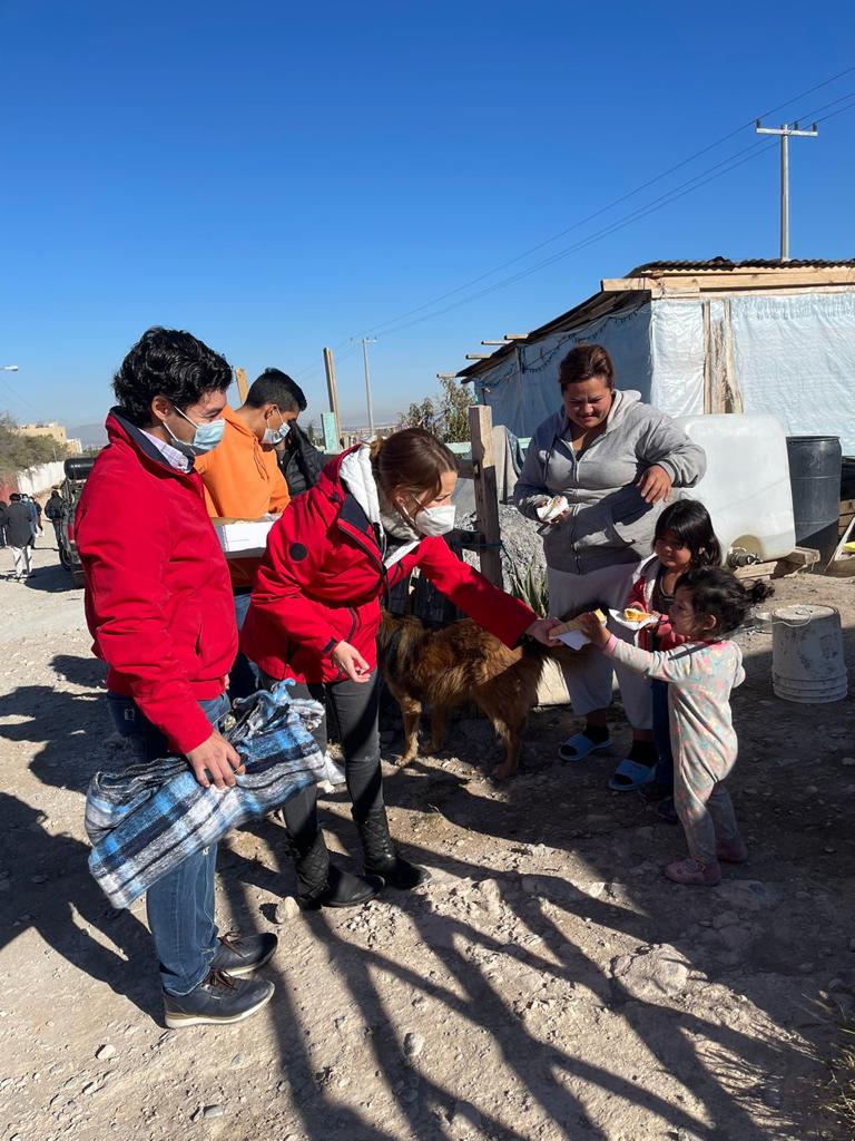 Lleva María Bárbara Cepeda insumos para mitigar el frío en su distrito